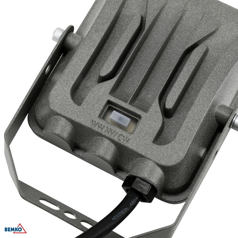 C64-LFP-010DG-CCT BEMKO REFLEKTOR LED SMD  10W 3CCT 900lm PRAJNA IP65 SIVI